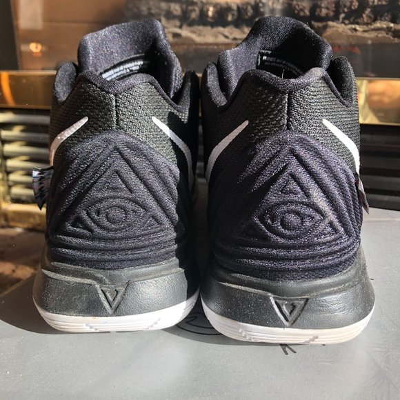 Nike Kyrie 5 x Friends - Picture 4 of 5
